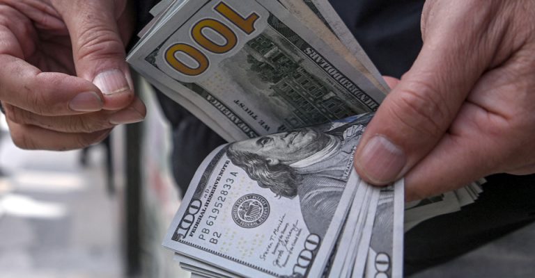 В Україні курс долара дорожчає другий день поспіль 4 В Україні курс долара дорожчає другий день поспіль