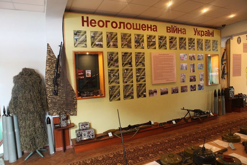 Muzejna vystavka Neogoloshena vijna Ukrayini. scaled