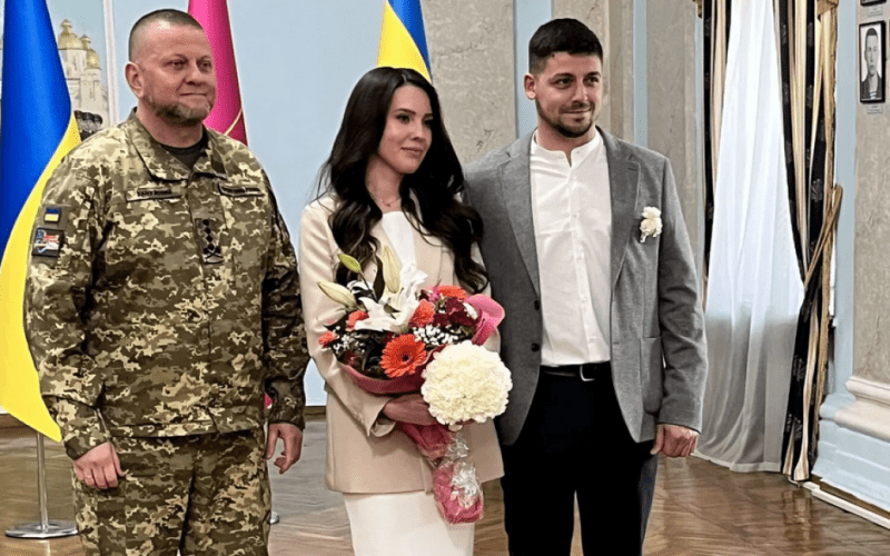 Залужний з'явився на весіллі українців, поки росіяни пишуть про його "ліквідацію" (ФОТО)