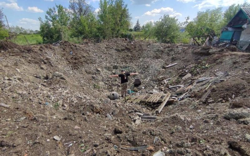 На Донеччині російська бомба зірвалася з літака і впала на житлові будинки (ФОТО)