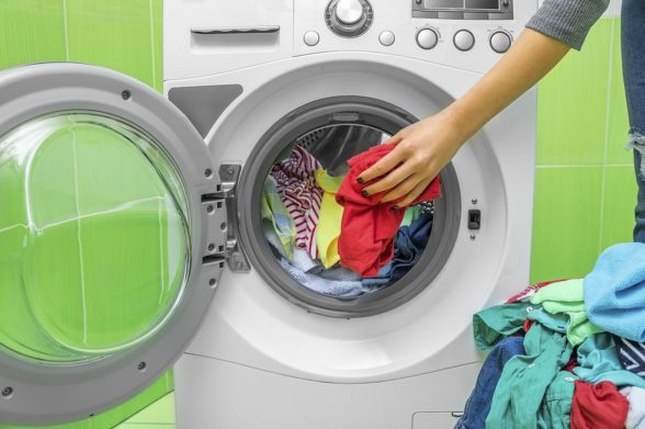 Мокрий одяг в пральній машинці: чи можна залишати надовго