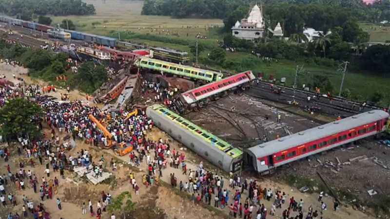 В Індії зіткнулися кілька потягів: понад 260 людей загинули, тисяча - поранені (ФОТО)