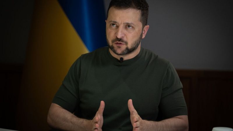 Зеленський попросив військове керівництво не втручатися у політику