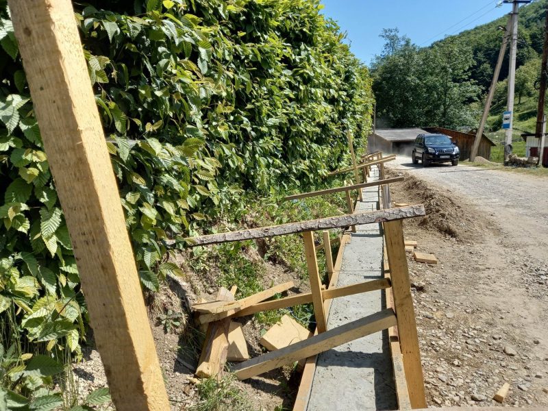 В селі на Косівщині газди "вкрали" п'ять метрів гірської дороги (ФОТО)