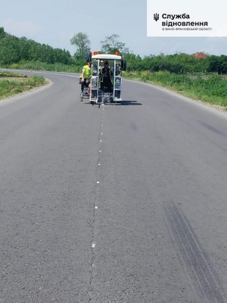 На Прикарпатті проводять ямковий ремонт на дорогах із найбільш зношеним покриттям: де саме (ФОТО)