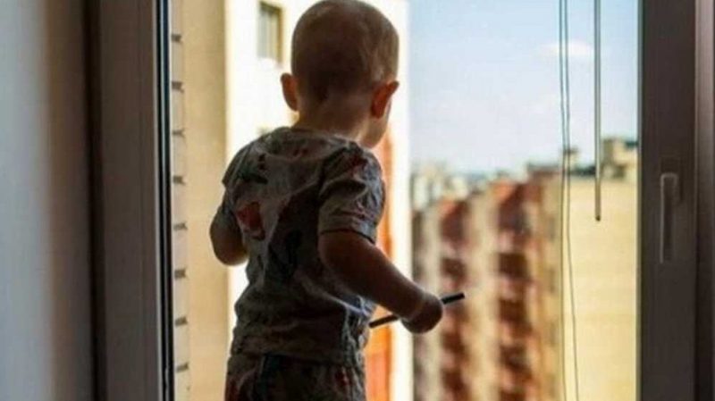 У Дрогобичі разом із москітною сіткою випав з вікна трьохрічний хлопчик