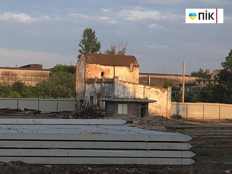 З території колишнього нафтового заводу на Майзлях "зник" один зі 100-річних цехів (ФОТО) 3 photo 2023 06 21 19 43 22 scaled