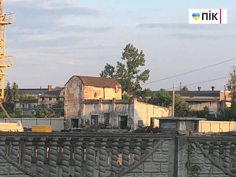 З території колишнього нафтового заводу на Майзлях "зник" один зі 100-річних цехів (ФОТО) 4 photo 2023 06 21 19 43 24 scaled