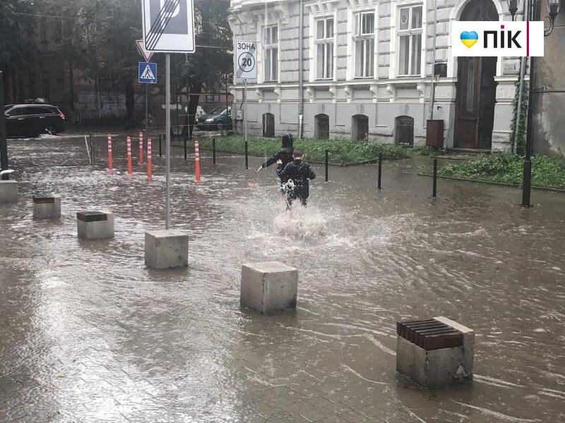 Франківськ знову "пливе": через зливу вулиці міста перетворюються на річку (ФОТО, ВІДЕО) 5 358911798 3141203036174138 6199458005842657438 n scaled