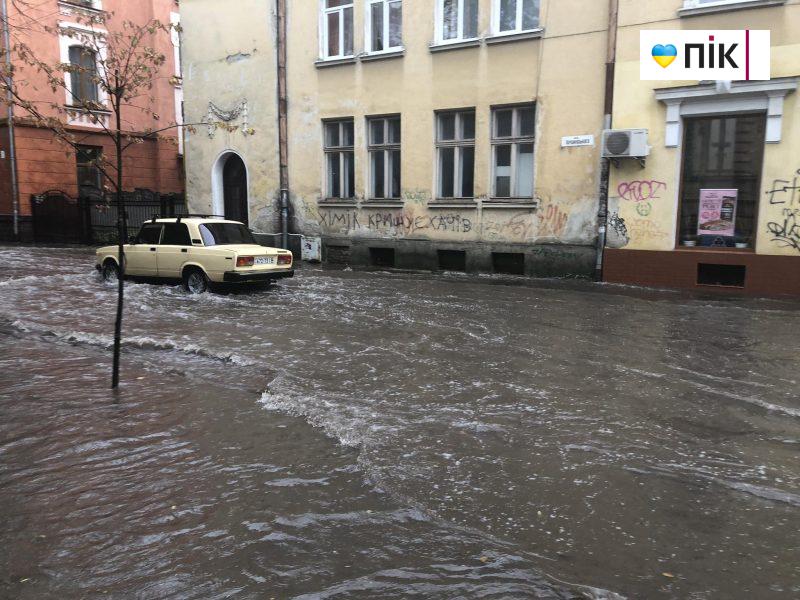 Франківськ знову "пливе": через зливу вулиці міста перетворюються на річку (ФОТО, ВІДЕО) 3 358921786 950976662685862 3530596245464512823 n scaled
