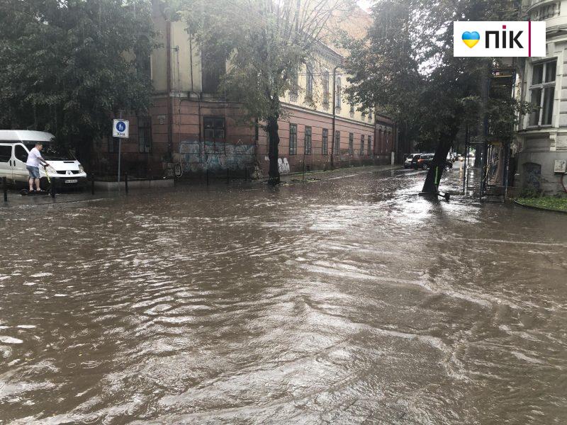 Франківськ знову "пливе": через зливу вулиці міста перетворюються на річку (ФОТО, ВІДЕО) 1 358932694 833158425196910 1187831833347721816 n scaled