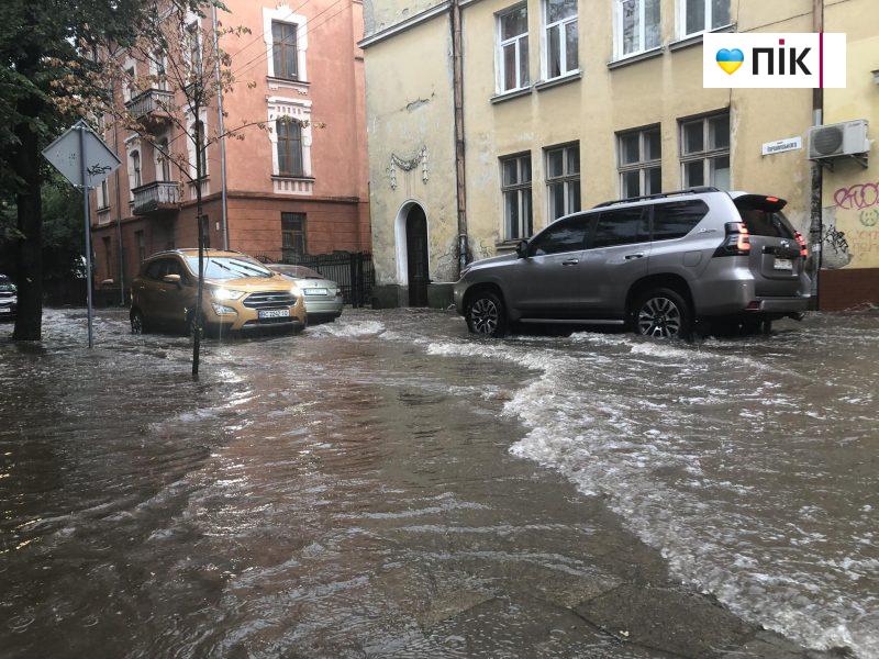 Франківськ знову "пливе": через зливу вулиці міста перетворюються на річку (ФОТО, ВІДЕО) 2 359191829 565057382311464 2407218014984933119 n scaled