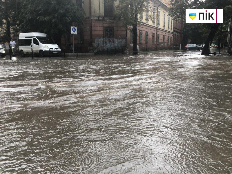 Франківськ знову "пливе": через зливу вулиці міста перетворюються на річку (ФОТО, ВІДЕО) 6 359673170 933943077699644 5362264141601217826 n scaled