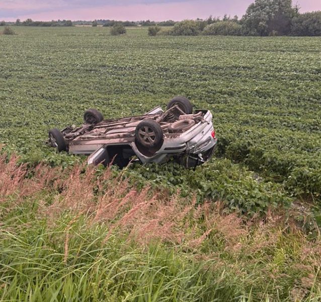 На Львівщині п'яний водій з'їхав з дороги в город і перекинувся: загинув його пасажир (ФОТО)