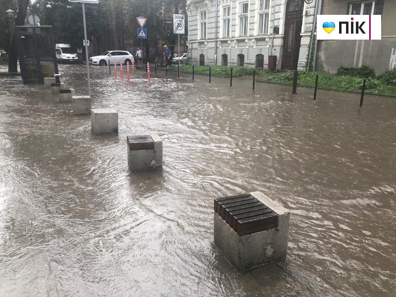 Франківськ знову "пливе": через зливу вулиці міста перетворюються на річку (ФОТО, ВІДЕО) 4 363973773 1324137631873182 5061413626758248681 n scaled