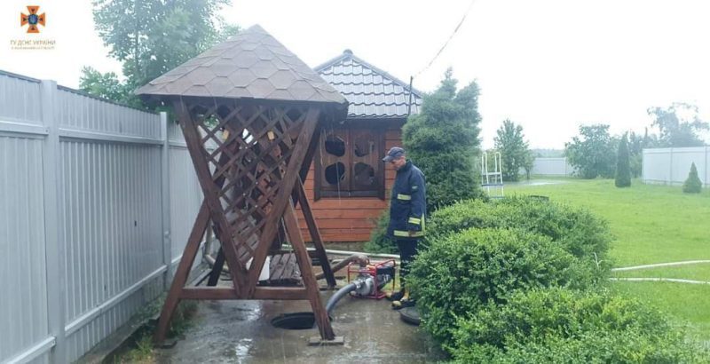 Рятувальники ліквідовують наслідки негоди на Надвірнянщині 3 IMG 20230707 100120 291 scaled