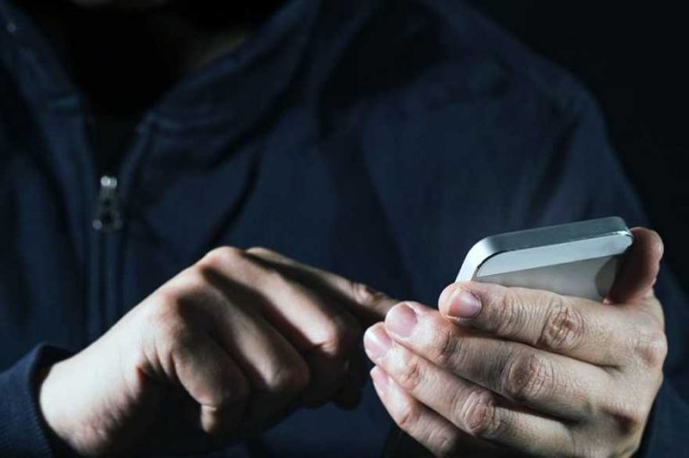 Жителька Франківська хотіла отримали грошову допомогу, натомість втратила 10 тисяч гривень 9 qedzFoMeLg8L6jxO5YeKTZ WCH4iIdQ7