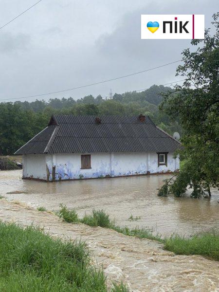 Вода прибуває з кожною хвилиною: стихія дісталася й до Косівщини (ФОТО, ВІДЕО) 7 received 1175839647142638 scaled