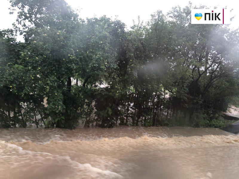 Розмиті дороги та підтоплені будинки: на Коломийщині вирує негода (ФОТО, ВІДЕО) 8 received 1313912612813018 1 scaled