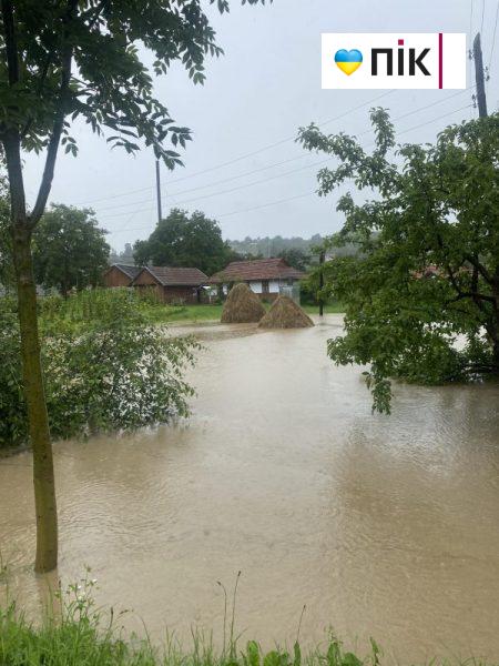 Вода прибуває з кожною хвилиною: стихія дісталася й до Косівщини (ФОТО, ВІДЕО) 4 received 1632799493896381 scaled