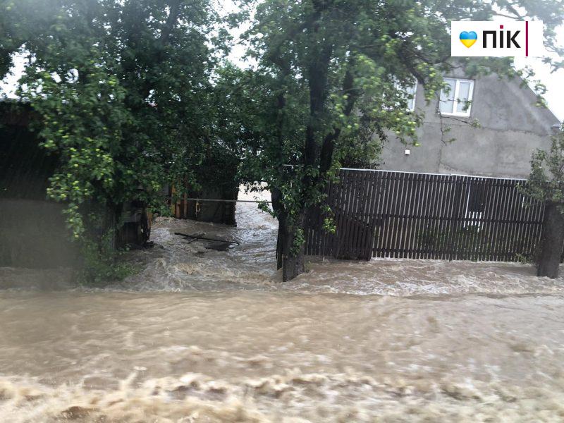 Розмиті дороги та підтоплені будинки: на Коломийщині вирує негода (ФОТО, ВІДЕО) 2 received 225510550358630 scaled