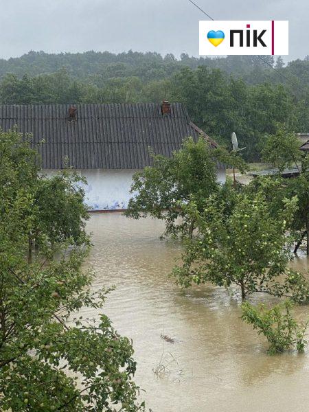 Вода прибуває з кожною хвилиною: стихія дісталася й до Косівщини (ФОТО, ВІДЕО) 8 received 294262859648865 scaled