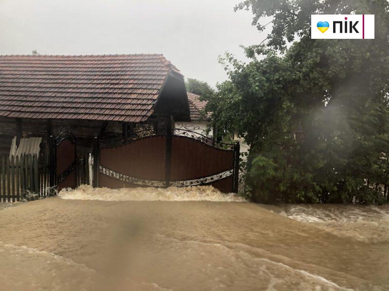 Розмиті дороги та підтоплені будинки: на Коломийщині вирує негода (ФОТО, ВІДЕО) 7 received 646640713768631 scaled