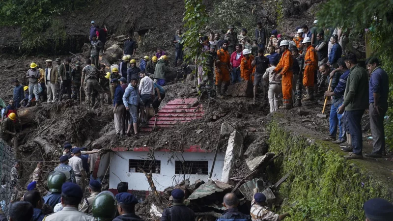 Через повінь у Індії стався обвал храму: понад 20 людей опинилися під завалами (ФОТО)