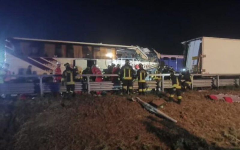 В Італії розбився автобус з українцями: багато поранених, серед них діти (ФОТО)