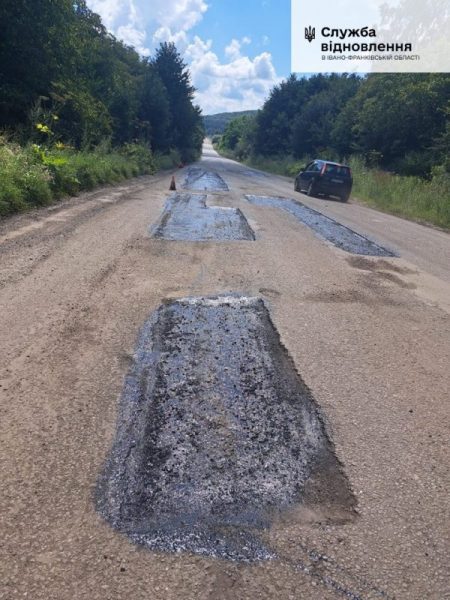 На Прикарпатті дорожники латають ями на кількох дорогах (ПЕРЕЛІК)