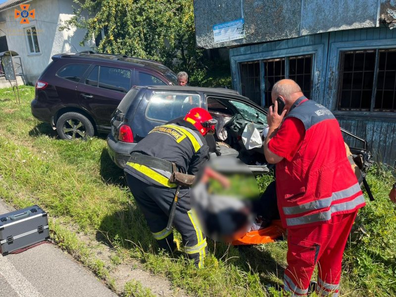 ДТП на Тлумаччині: рятувальники витягнули двох людей з понівеченого авто (ФОТО)