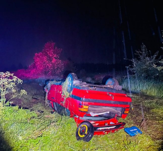 В Отинії неповнолітній водій з'їхав у кювет та перекинувся на дах: є постраждалі (ФОТО)