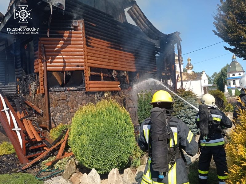 На Долинщині вранці загорівся житловий будинок: скільки часу гасили пожежу (ФОТО)