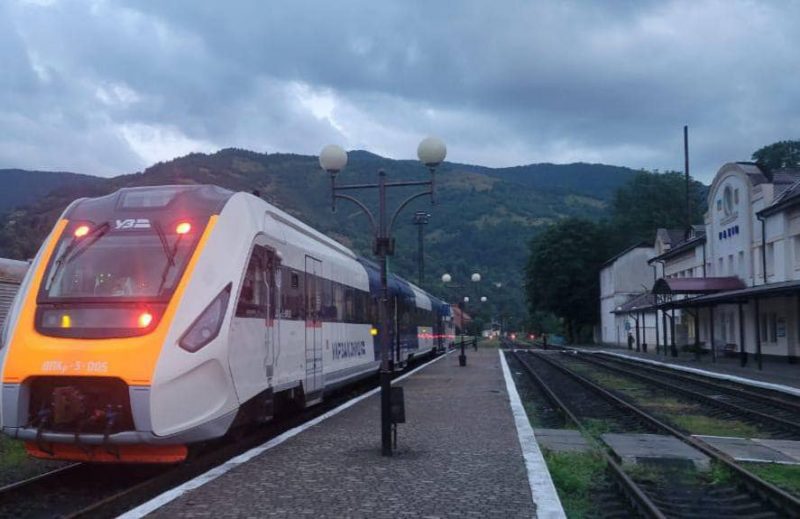 Укрзалізниця продовжує курсування "гірських шатлів" у Карпати до кінця серпня
