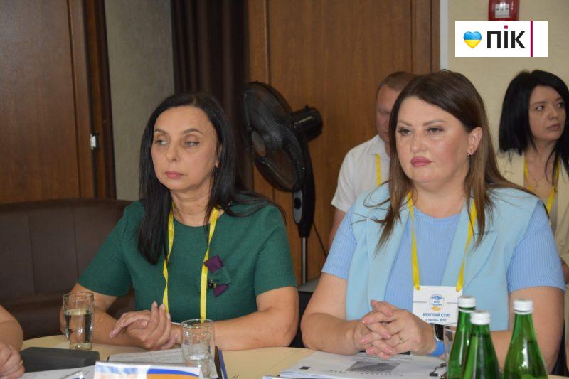 У Калуші радилися щодо покращення умов для переселенців, щоб вони не поверталися на окуповані території (ФОТО) 6 IMG 20230816 233712 587 scaled