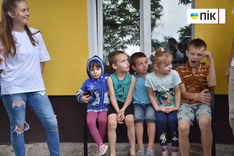 Нардепи прийшли до переселенців на Калущині: дізнавалися, як ті облаштувалися (ФОТО) 3 IMG 20230817 104842 361 scaled