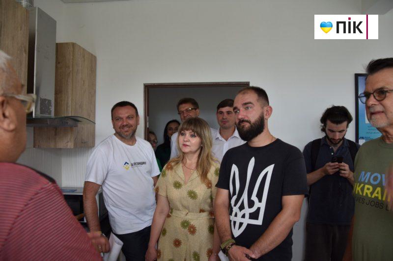 Нардепи прийшли до переселенців на Калущині: дізнавалися, як ті облаштувалися (ФОТО) 10 IMG 20230817 104842 716 scaled