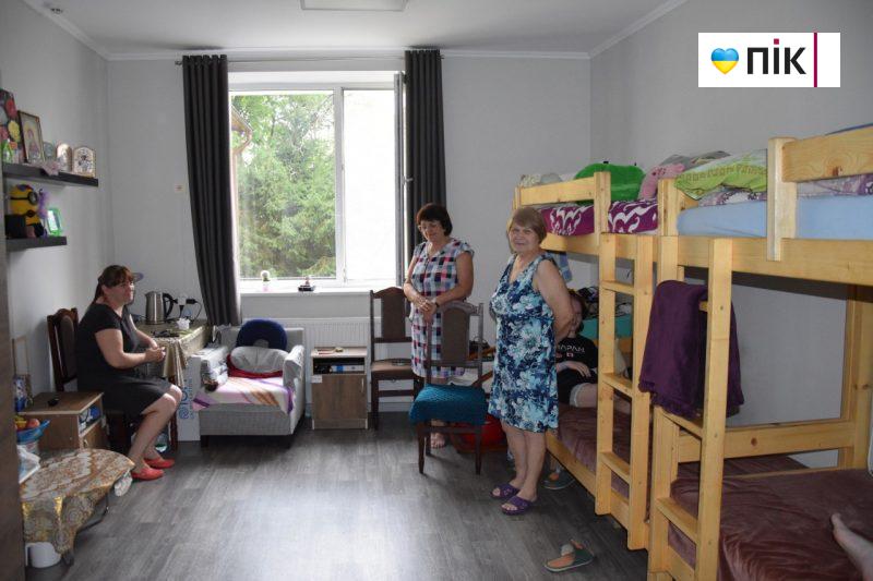 Нардепи прийшли до переселенців на Калущині: дізнавалися, як ті облаштувалися (ФОТО) 5 IMG 20230817 104842 718 scaled