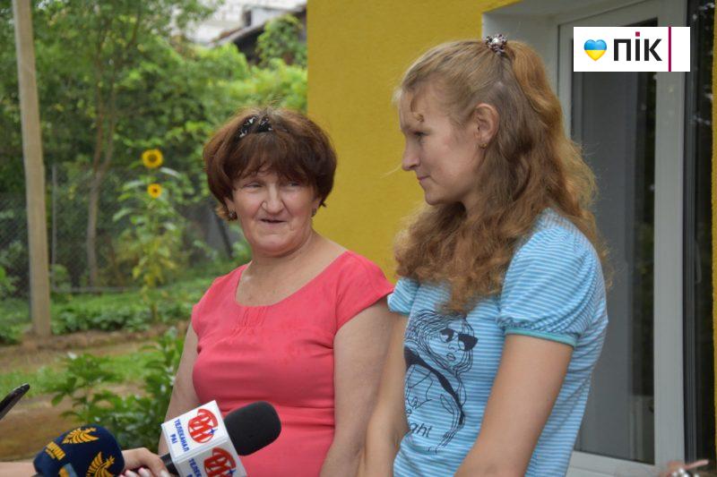 Нардепи прийшли до переселенців на Калущині: дізнавалися, як ті облаштувалися (ФОТО) 4 IMG 20230817 104843 227 scaled