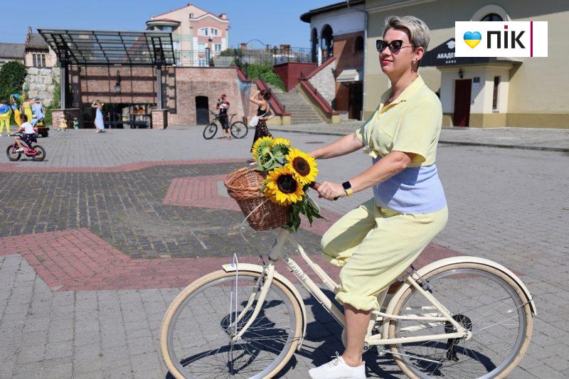 У синьо-жовтих тонах: у Франківську провели жіночий велопарад (ФОТО) 13 IMG 2641 resize scaled