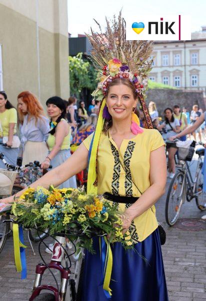 У синьо-жовтих тонах: у Франківську провели жіночий велопарад (ФОТО) 16 IMG 2815 resize