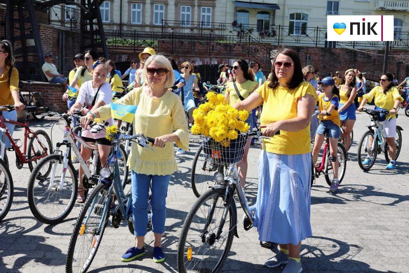 У синьо-жовтих тонах: у Франківську провели жіночий велопарад (ФОТО) 5 У Кабміні повідомили зарплати міністрів: хто заробляє найбільше