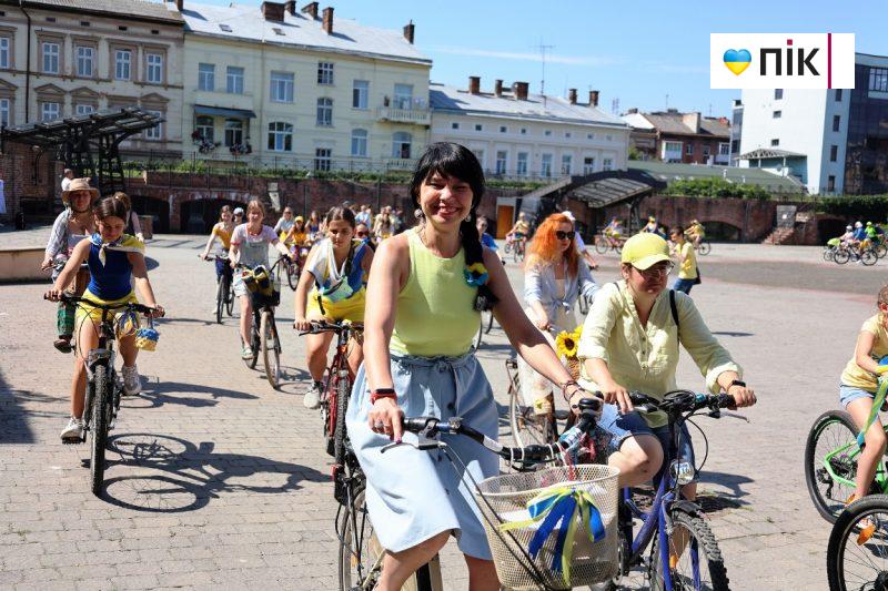 У синьо-жовтих тонах: у Франківську провели жіночий велопарад (ФОТО) 2 IMG 3839 resize scaled