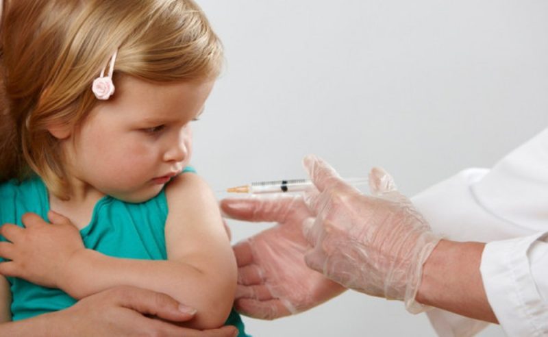 В Україну доставили 240 тисяч доз вакцини проти поліомієліту: кому варто щепитися
