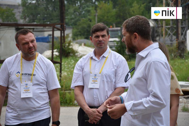 Нардепи прийшли до переселенців на Калущині: дізнавалися, як ті облаштувалися (ФОТО) 11 received 1310099939900330 scaled