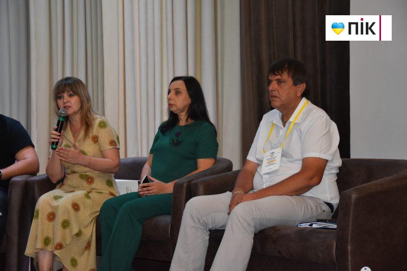 У Калуші радилися щодо покращення умов для переселенців, щоб вони не поверталися на окуповані території (ФОТО) 18 received 2110467465964357 scaled