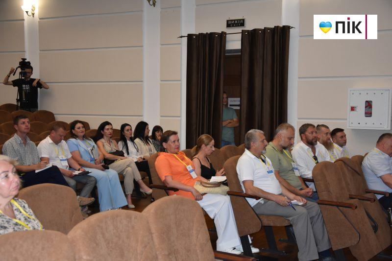 У Калуші радилися щодо покращення умов для переселенців, щоб вони не поверталися на окуповані території (ФОТО) 16 received 315864237481321 scaled