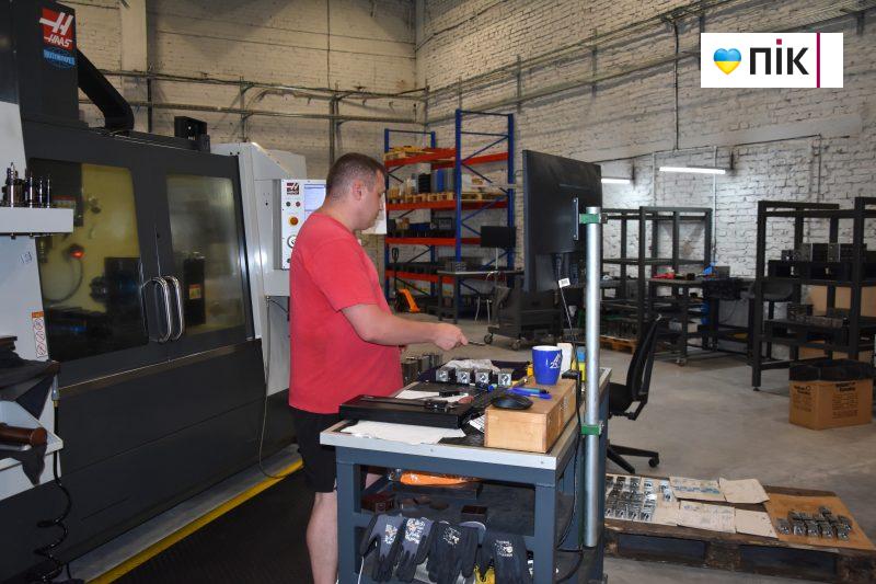 Нардепи прийшли до переселенців на Калущині: дізнавалися, як ті облаштувалися (ФОТО) 12 received 661249565674502 scaled