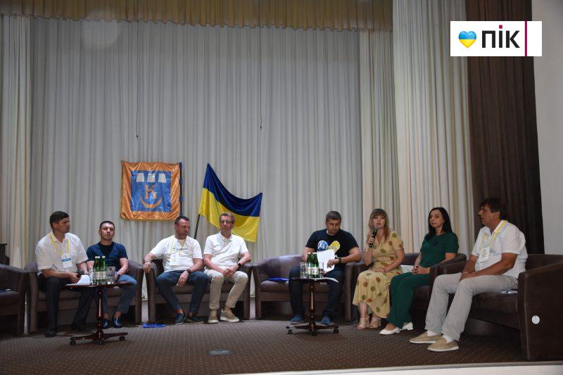 У Калуші радилися щодо покращення умов для переселенців, щоб вони не поверталися на окуповані території (ФОТО) 15 received 998398364737801 scaled