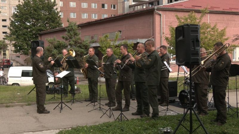 У Франківську духовий оркестр Нацгвардії зіграв для поранених військових (ФОТО)
